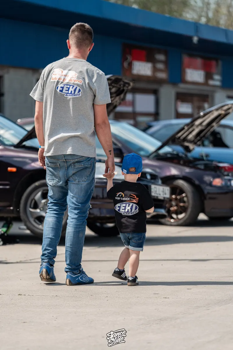 Apa és kisfia nézi az autókat a pályanapon