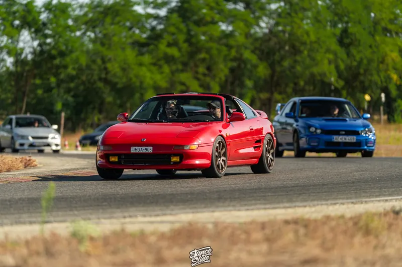 Piros Toyota MR2 és kék Subaru Impreza a pályán