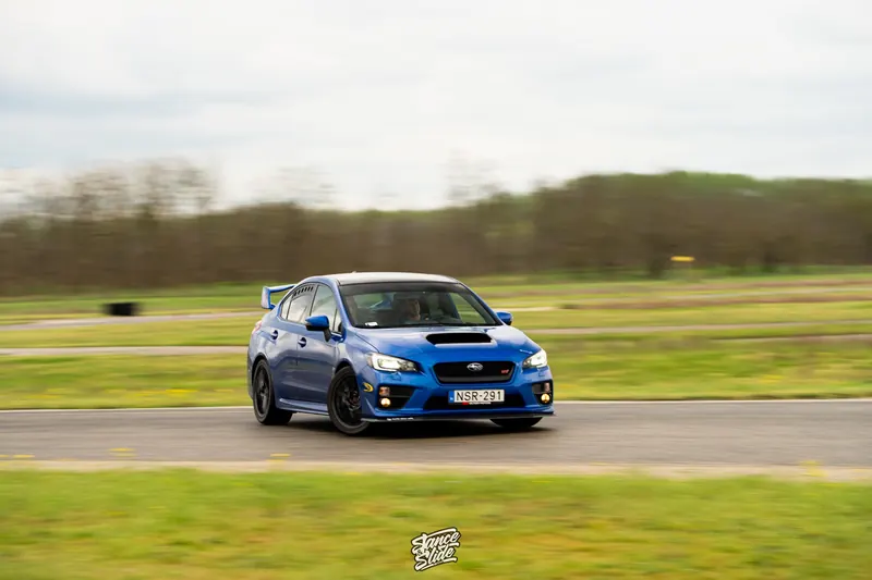 Kék Subaru WRX STI a pályán