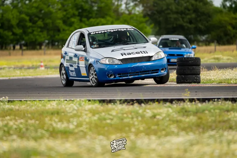 A Racetti pályaautó kanyarban