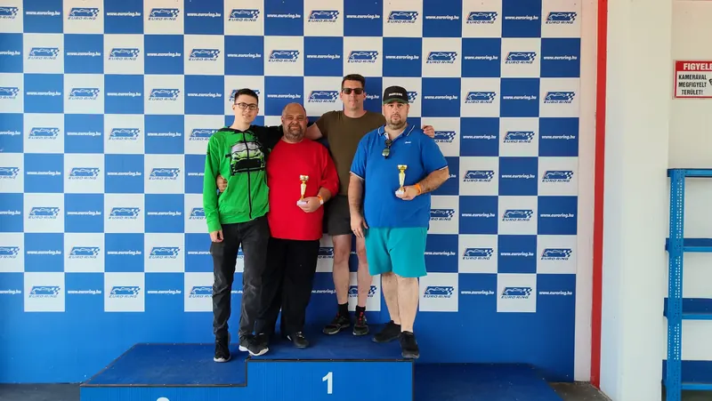 A Racetti csapata a dobogón az SST versenysorozat díjátadóján